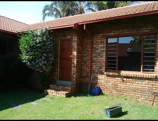 2 BEDROOM PROPERTY TO RENT IN ROOIHUISKRAAL NORTH
